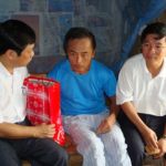 Ban tổ chức Tỉnh ủy tặng quà các gia đình thương binh liệt sỹ tại Đô Lương